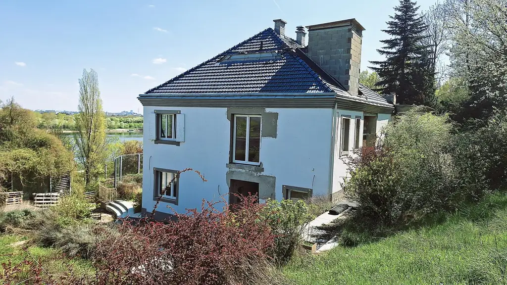 Edelrohbau-Villa, Herrschaftlicher Wohnsitz am Fuße des Kahlenberges an der Donau. Teilrestauriert entkernt und komplette Ausbauplanung.