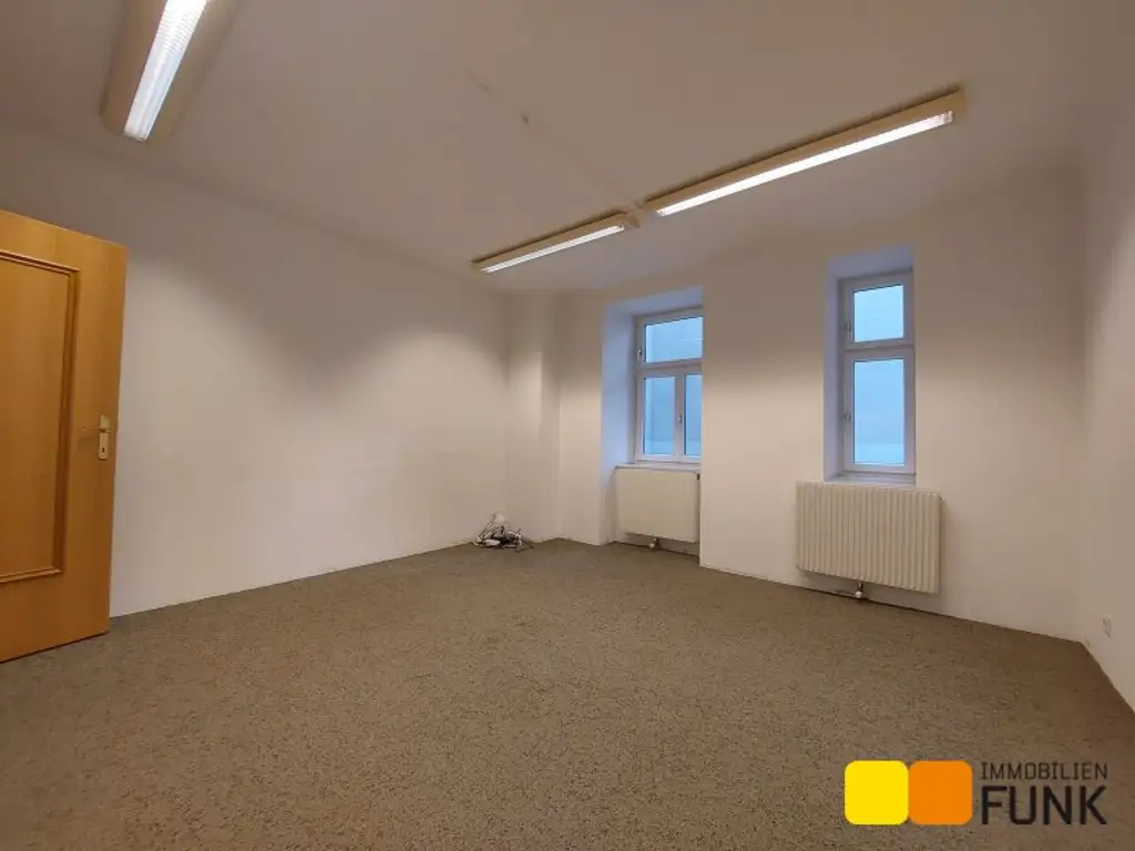Attraktives Büro mit eigener Garage und zusätzlicher Lagerfläche