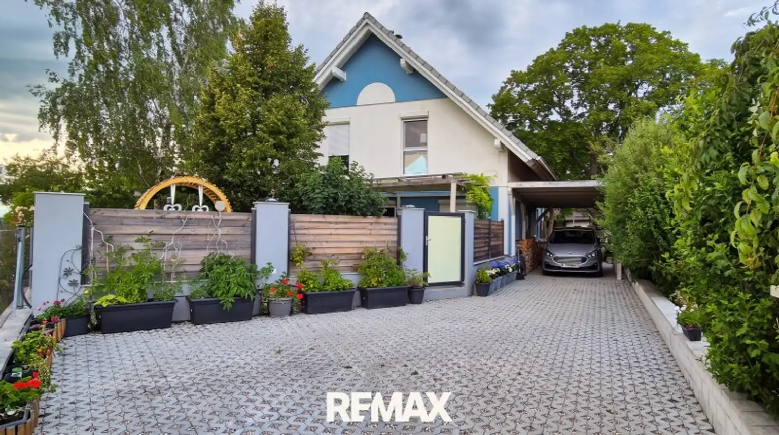 Hausansicht Zufahrt Carport