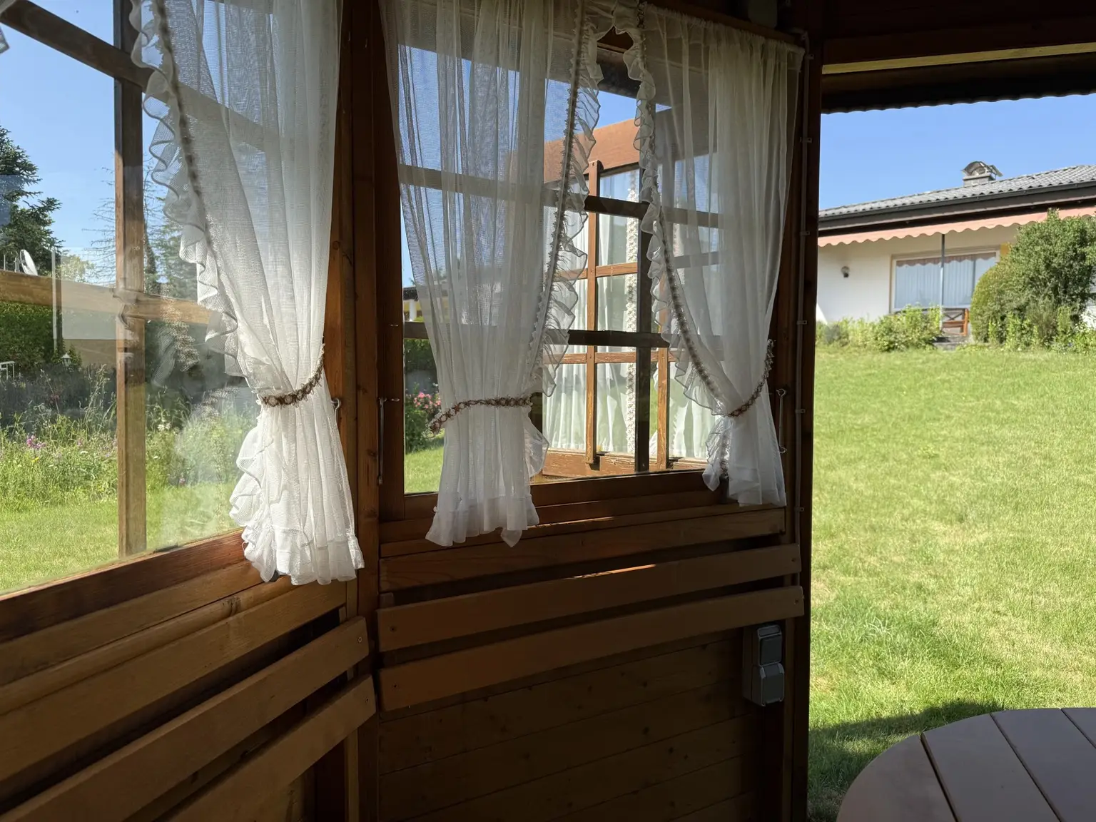 Gartenhäuschen mit Blick zum Haus