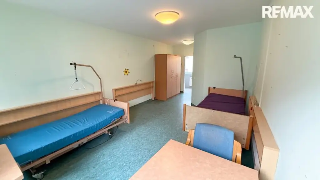 Ehemaliges Seniorenheim, gewerbliche Widmung, große Dachterrasse & 16 Garagen in Wiener Neustadt – Top Chance!