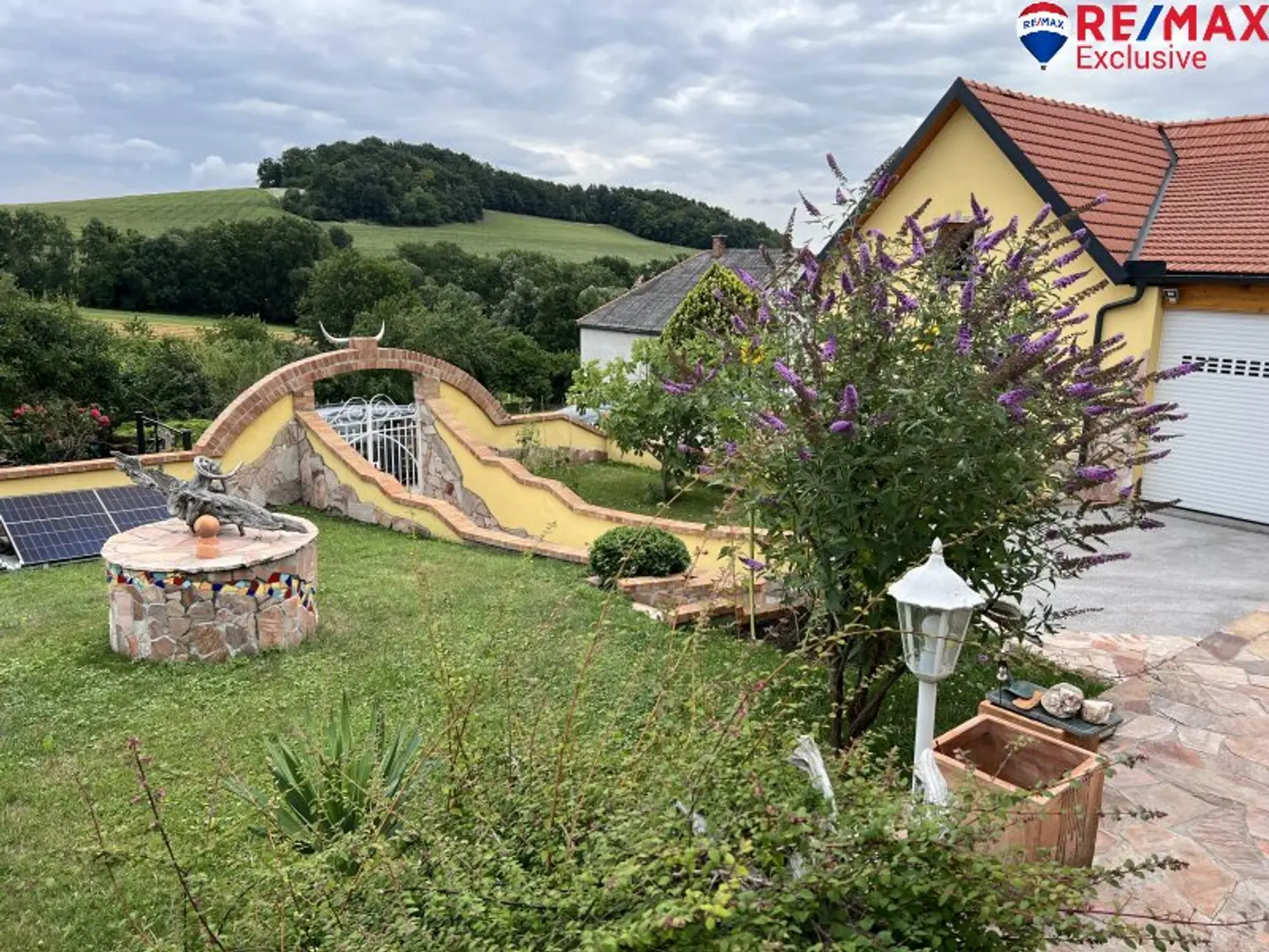 Charmantes Bauernhaus in Schwarzenbach – Ihr neues Zuhause mit Garten und Kamin!