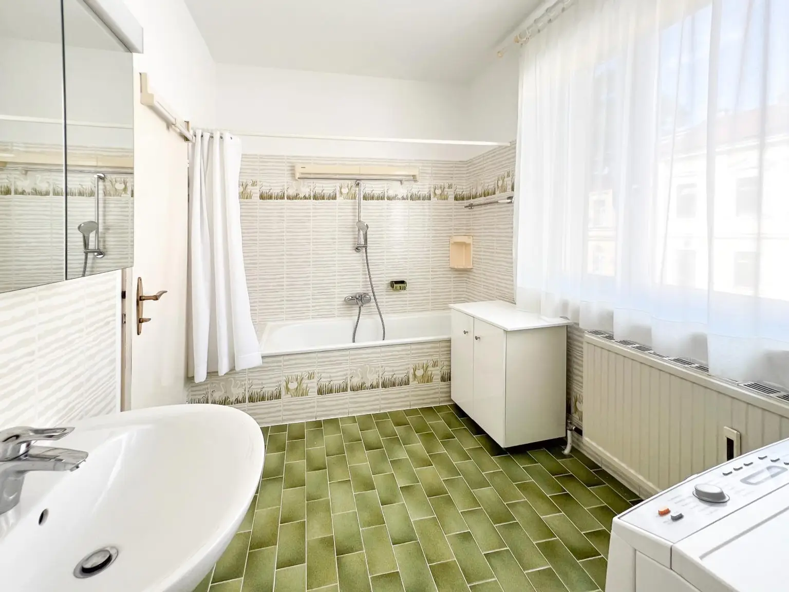 “Rare Parkside Living! Beside Vienna’s Romantic English Garden!“