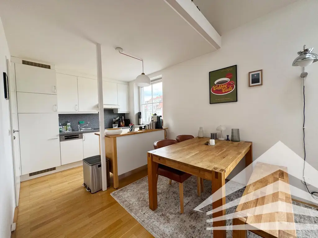 Ruhige 2 Zimmer DG-Galerie-Wohnung mit Küche in bester Zentrumslage