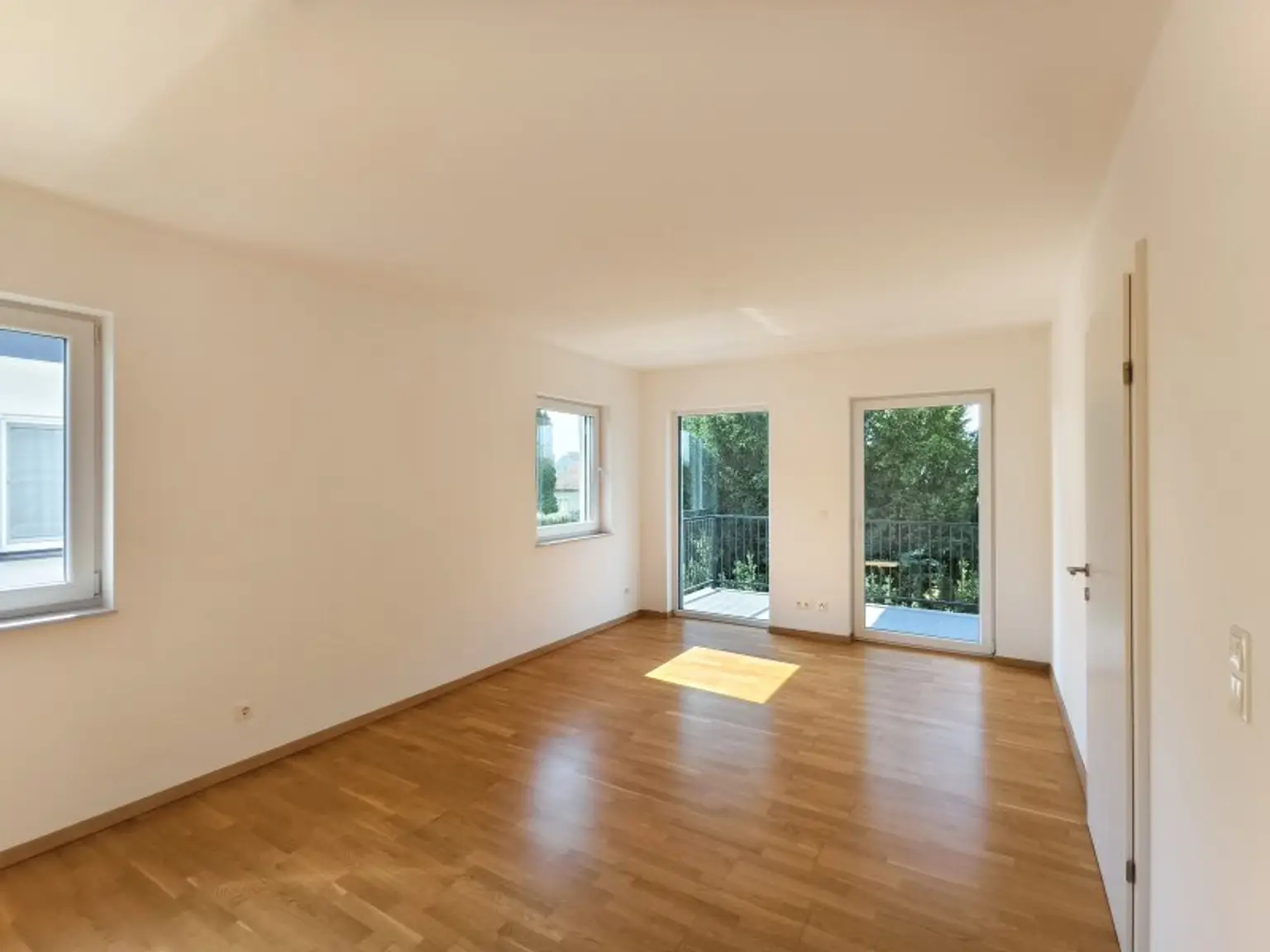 erstes Schlafzimmer mit Zugang zum Balkon