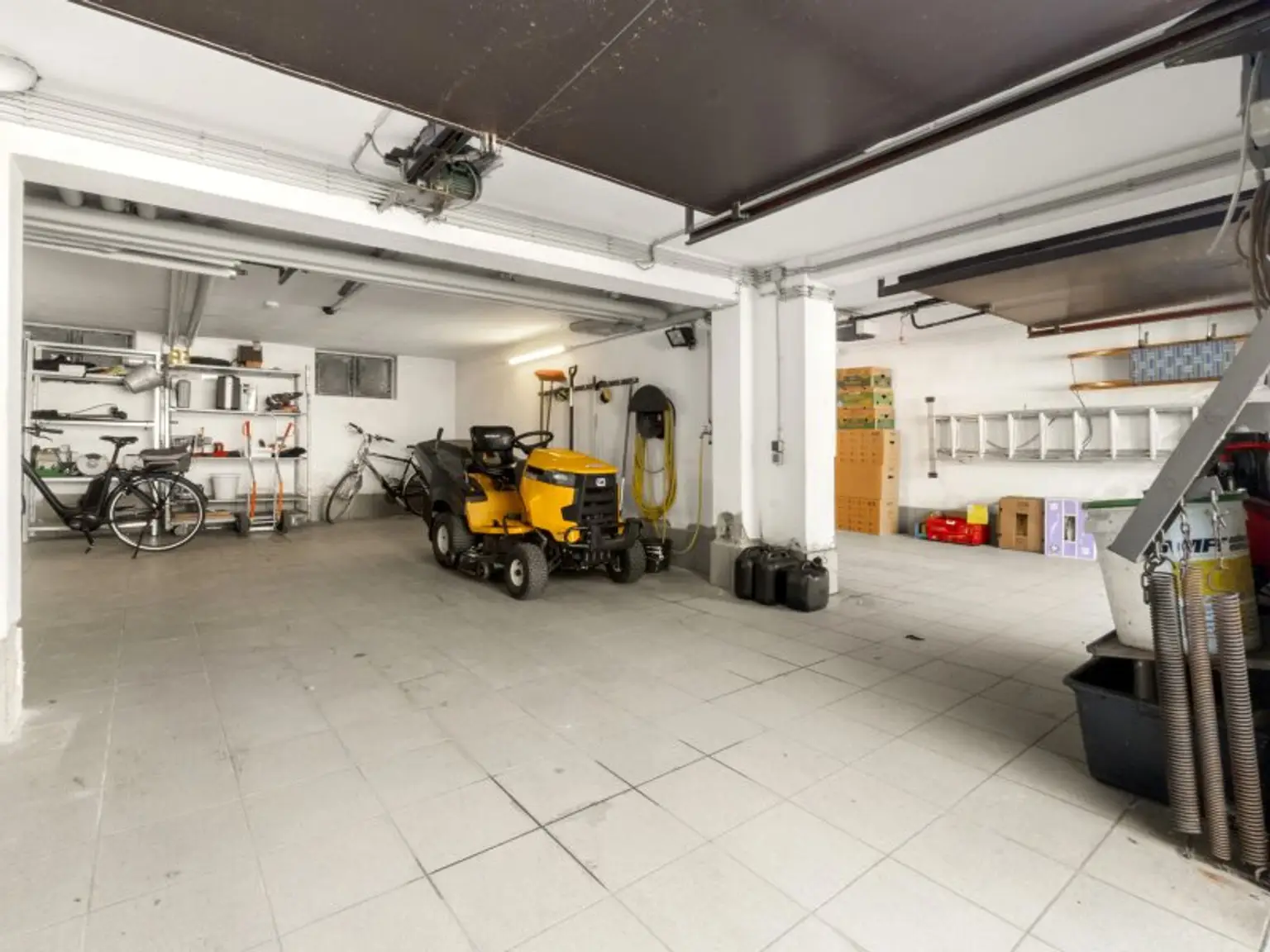 Schöner, gepflegter 270m² Bungalow mit 2 Wohnungen und 1.318m² Grund in Viktring in ruhiger sonniger Aussichtslage!