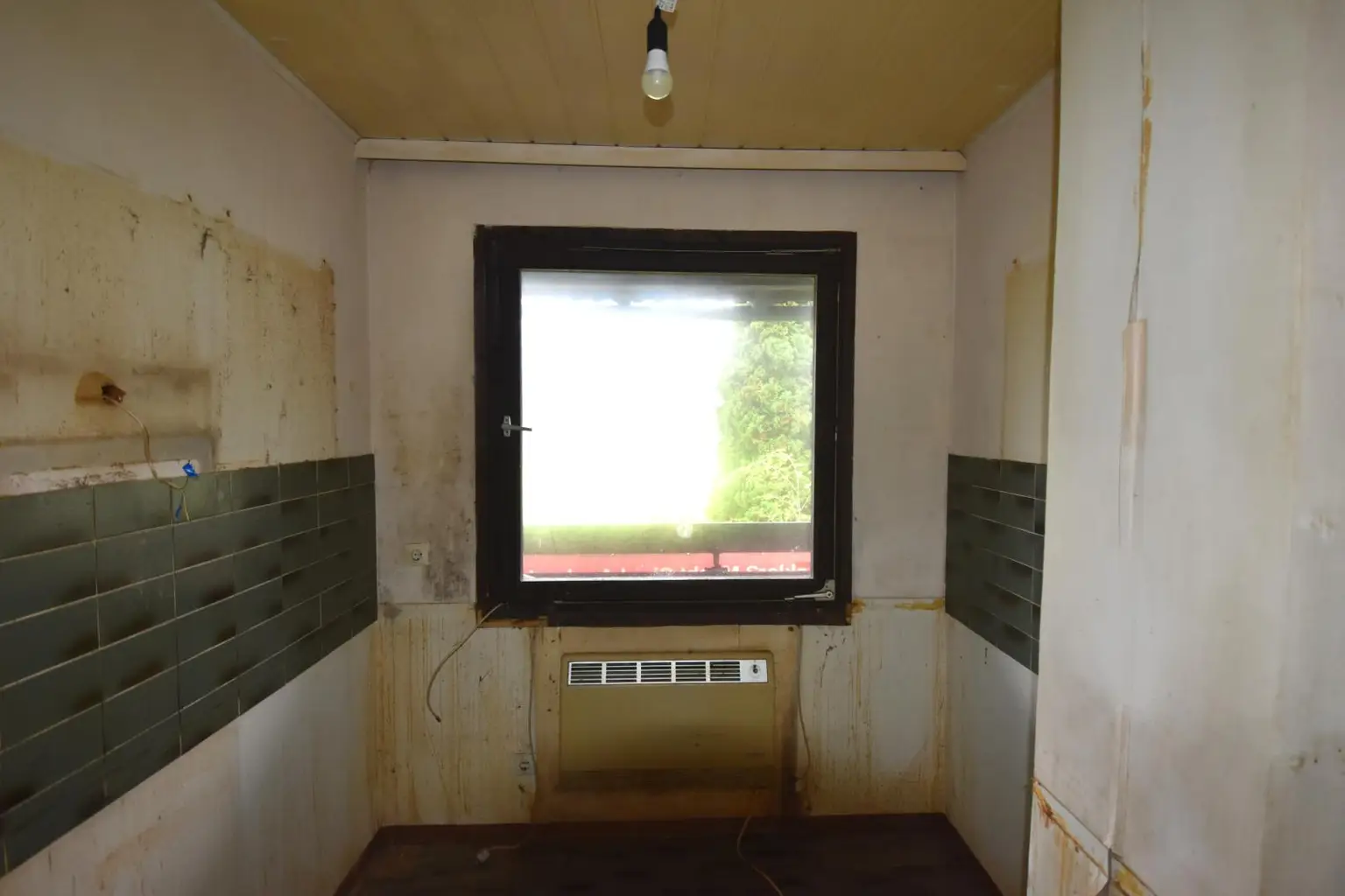 Grundstück mit Blick auf die Donau und sanierungsbedürftigem Bungalow