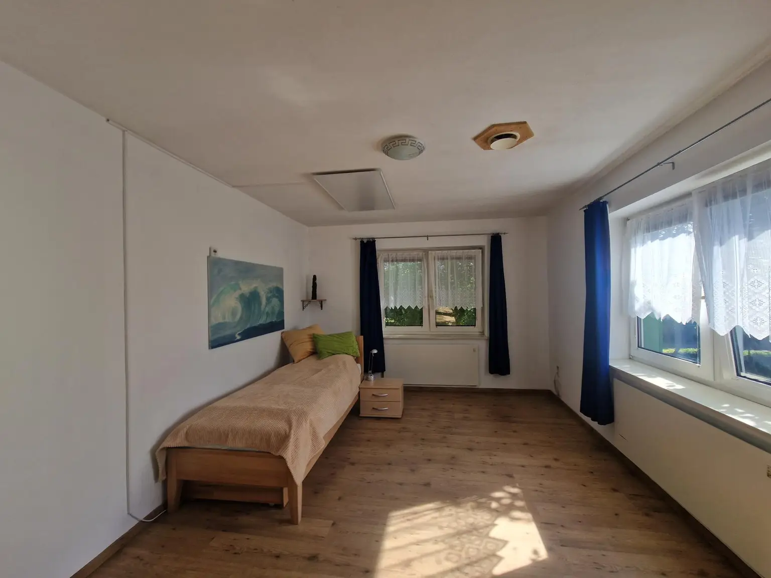 LIEBEVOLLES LANDHAUS FÜR ZWEI PERSONEN IN GRÜNLAGE MIT GESCHLOSSENEM, ABSOLUT UNEINSEHBAREM INNENHOF UND HERRLICHEM GARTEN SAMT GRILLPLATZ UND NEBENGEBÄUDEN