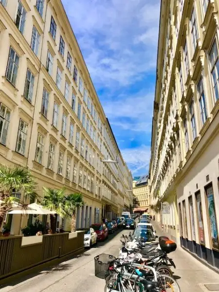 MIETWOHNUNG-INNENSTÄDTISCHE & EXQUISITE - PENTHOUSE- WOHNUNG-OHNE DACHSCHRÄGEN! mit 2,5-Zimmern in Top Lage - NASCHMARKT - 1060 WIEN!