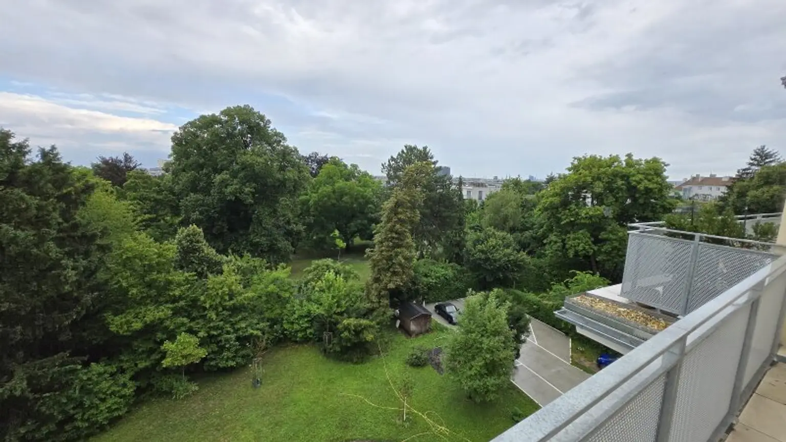 Traumhafter Grün-/Fernblick: 1-Zimmer-Wohnung mit Balkon - 4.Liftstock