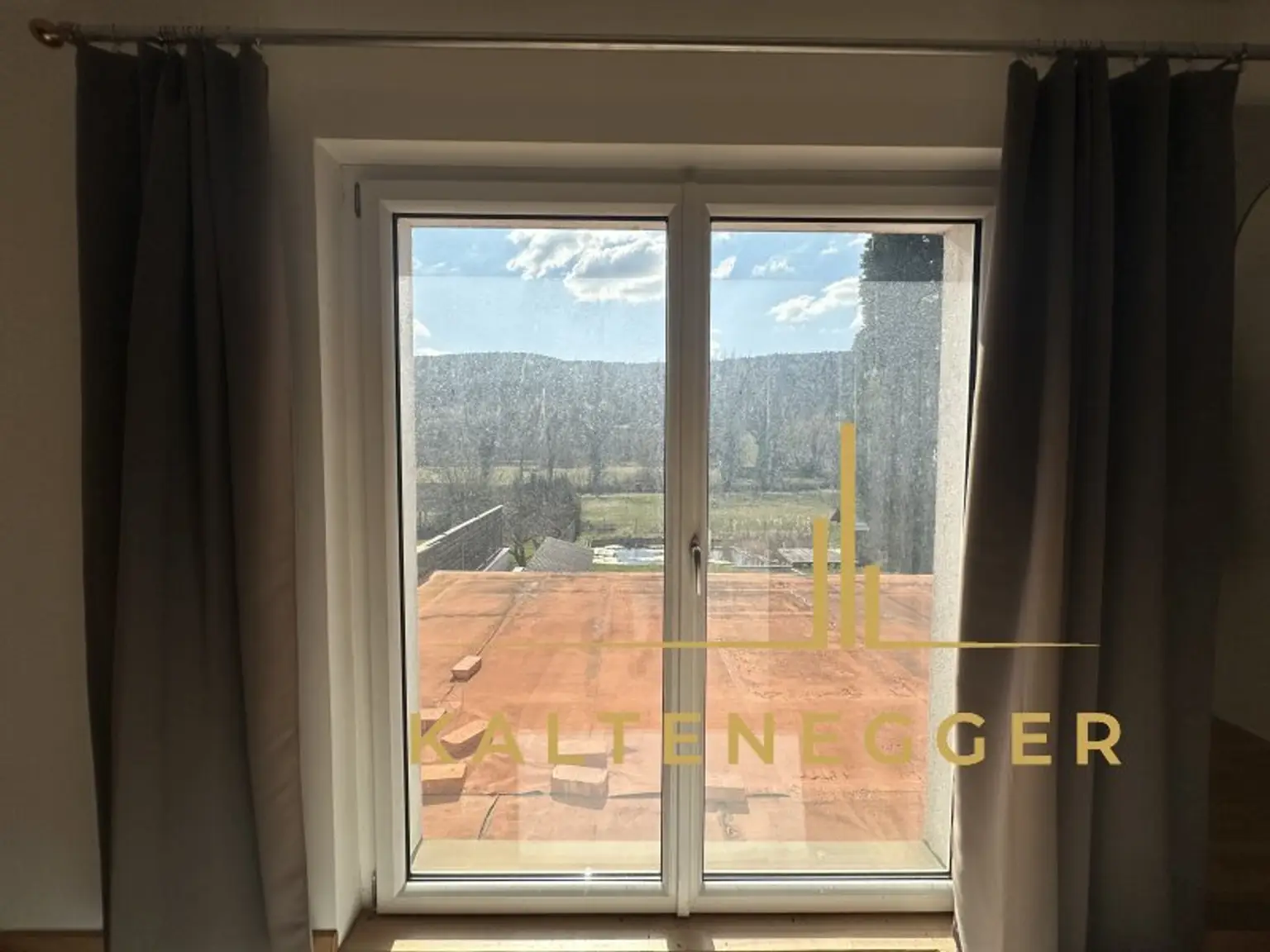 Sonnenbeschienenes Grundstück mit Blick auf die Hohe Wand - ein ländliches Mehrfamilienhaus und ein Einfamilienhaus