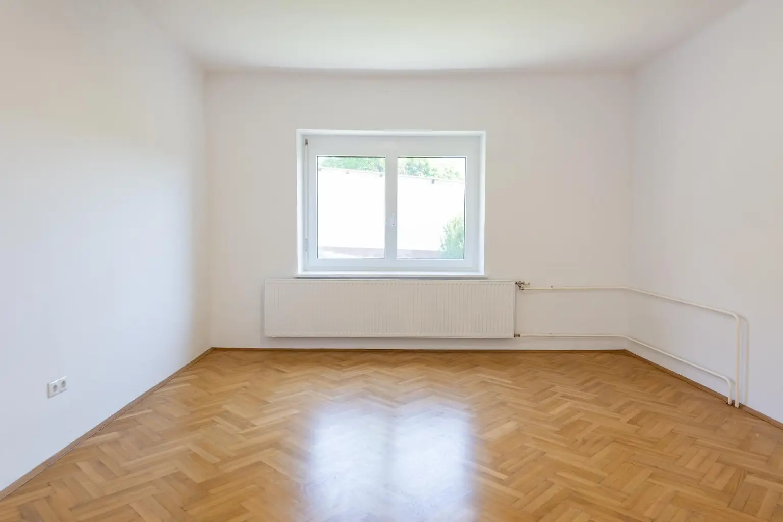 Einfamilienhaus mit großem Grundstück und Nebengebäuden