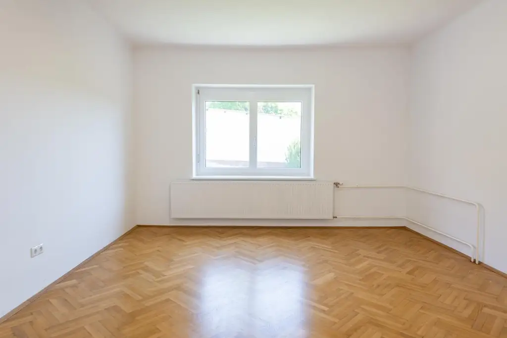 Einfamilienhaus mit großem Grundstück und Nebengebäuden