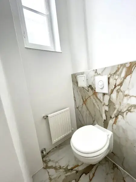 Großzügige 2 Zimmer Wohnung im Stilaltbau - neu saniert