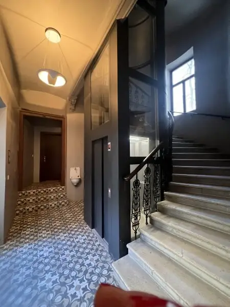 Altbau-Charme! 67 m² Wohnung beim Naschmarkt mit exklusiver Balkon-Möglichkeit in generalsaniertem Haus