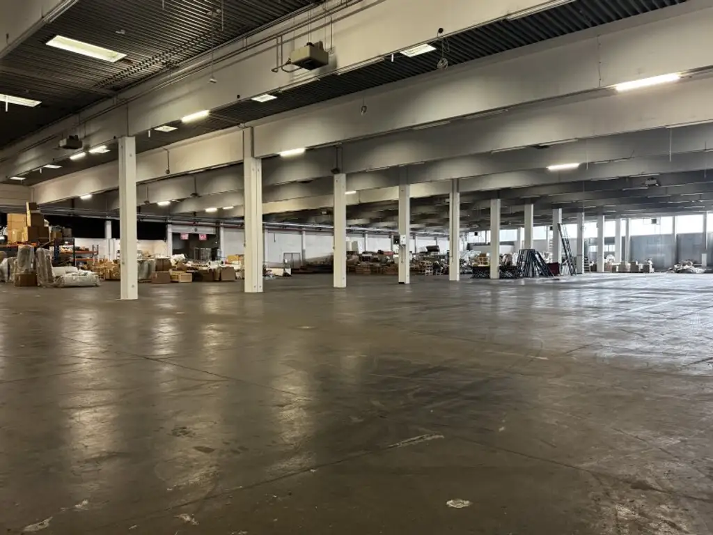 Moderne Halle mit 7 m Höhe und LKW-Zufahrt – ca. 4.445 m² im 21. Bezirk. Flexibel Nutzbar