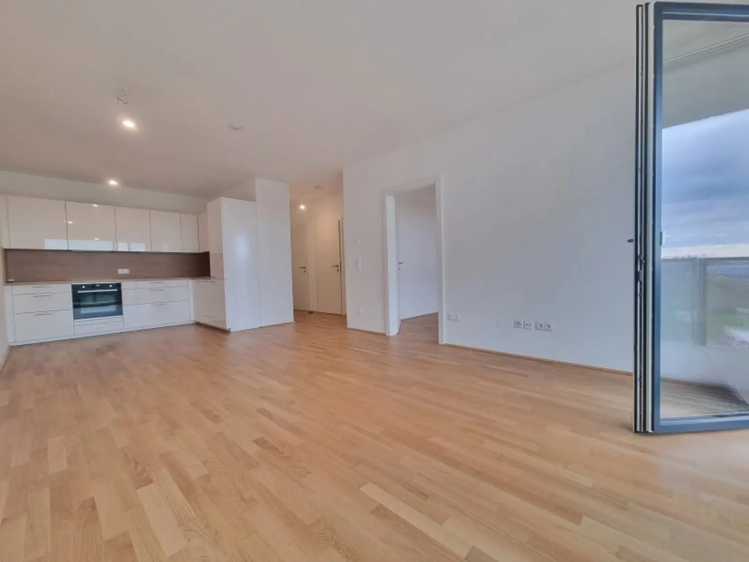 Neuwertige Wohnung mit Südbalkon, DAN-Küche und Freizeitangebot – Nähe U-Bahn