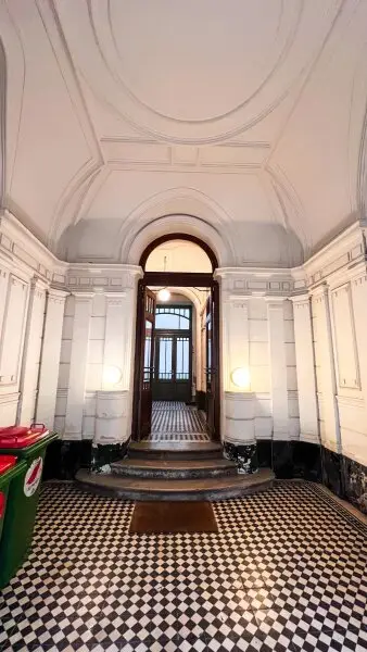 3-ZIMMER-ALTBAU MIT BALKON - SANIERUNGSBEDÜRFTIG IN TOP LAGE!