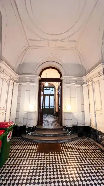 3-ZIMMER-ALTBAU MIT BALKON - SANIERUNGSBEDÜRFTIG IN TOP LAGE!