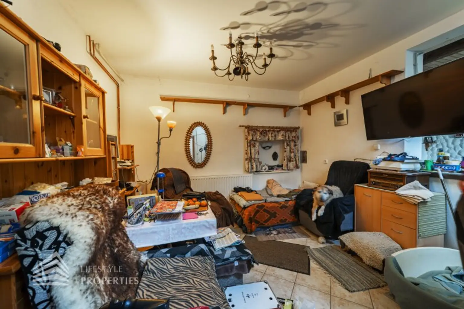 Geräumiges renovierungsbedürftiges Einfamilienhaus mit großen Garten