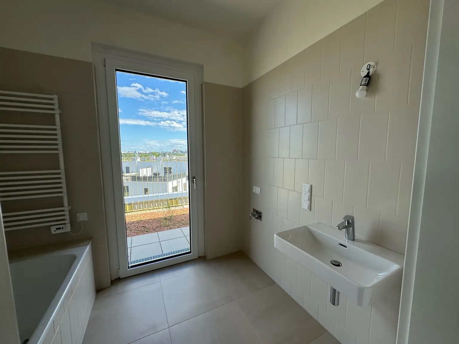 Neu und provisionsfrei! 3 Zimmer Wohnung mit Dachterrasse und Ausblick: Hirschfeld