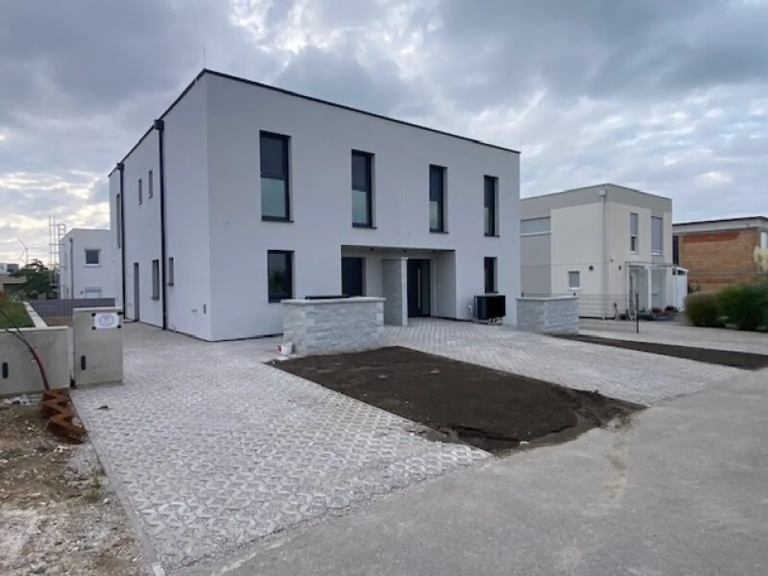 Moderne Doppelhaushälfte in Parndorf: Erstbezug mit Garten und Terrasse!
