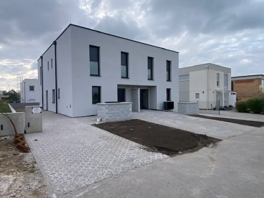 Moderne Doppelhaushälfte in Parndorf: Erstbezug mit Garten und Terrasse!