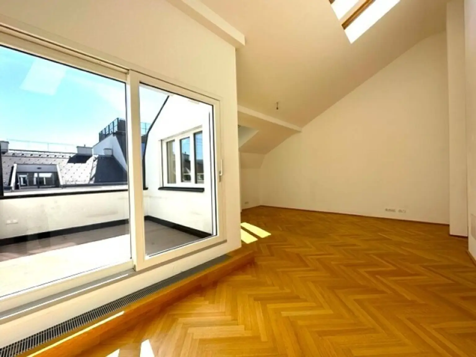 BÖRSE-NÄHE, klimatisiertes 98 m2 Dachgeschoss mit 9 m2 Terrasse, 3 Zimmer, Extraküche, 2 Bäder, Gonzagagasse
