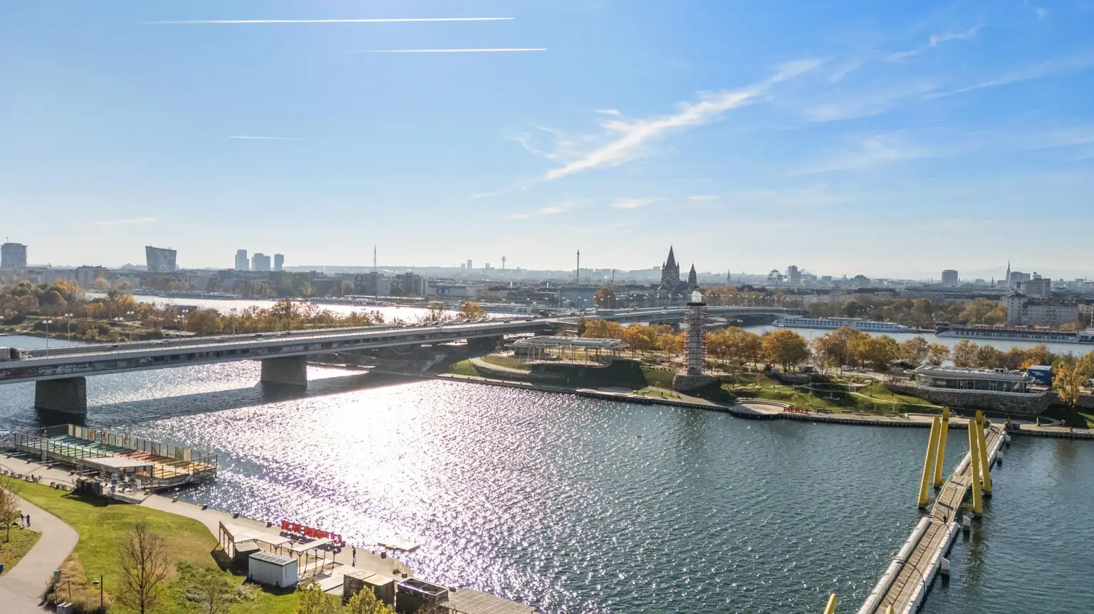 Sonnenstunden mit Stil! Ob am Wasser oder in den Wolken der DC-Flats im 22. Bezirk
