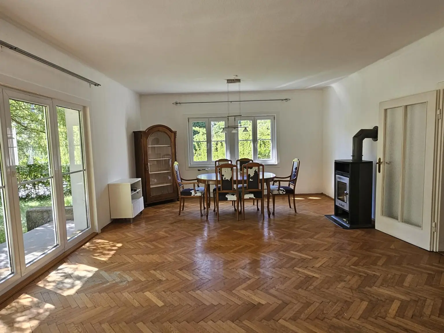 großzügiges Wohnzimmer
