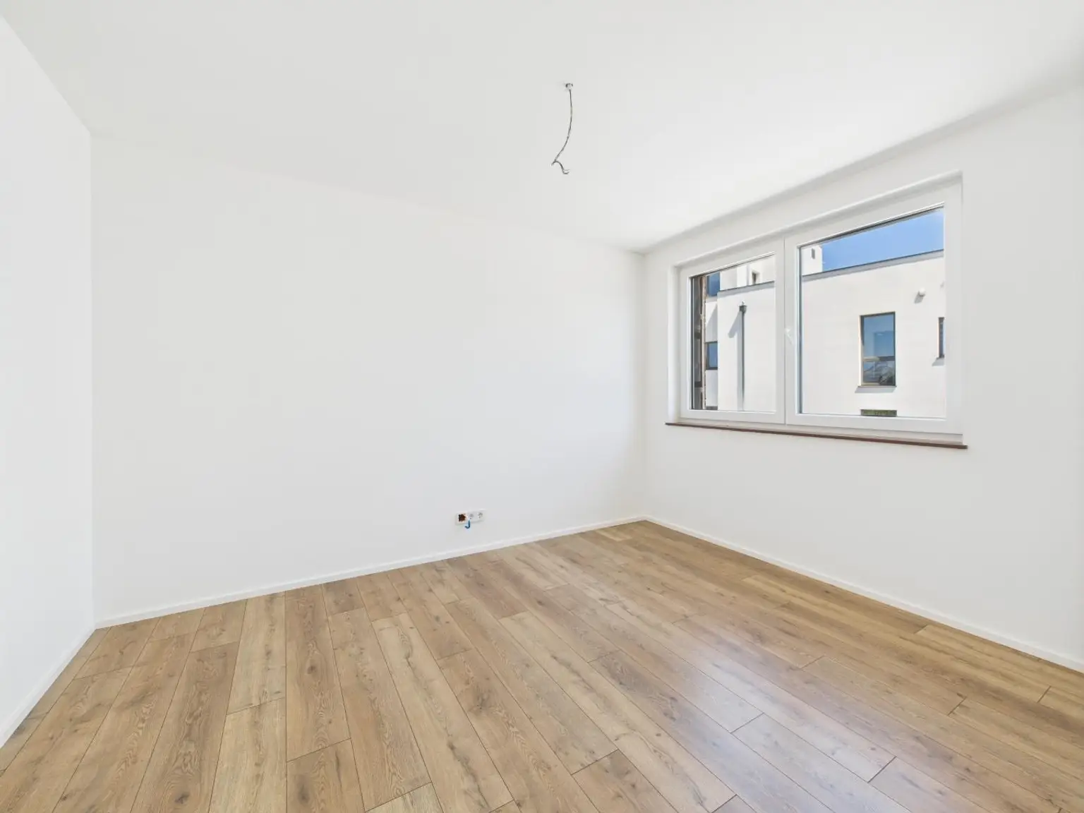 Wels-West: Luxuriöse Doppelhaushälfte mit Salzwasserpool, smarter Hausechnik & 149 m² Wohnfläche