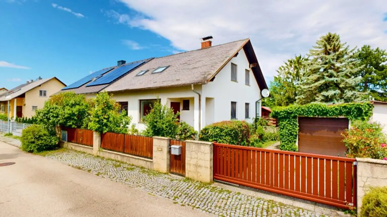 Bemerkenswertes Einfamilienhaus mit viel Entwicklungsmöglichkeit | Pool | Sauna | großer Garten