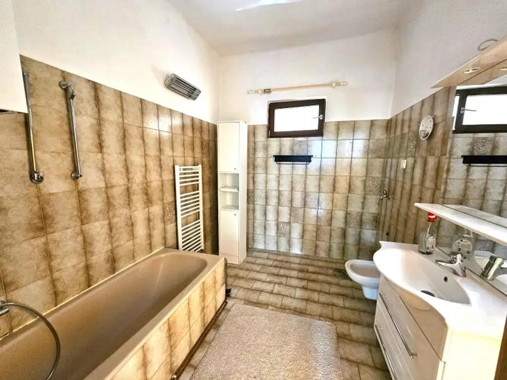 Gestalten Sie Ihr neues Zuhause – 76 m² Altbauwohnung in ruhiger Lage nahe U6