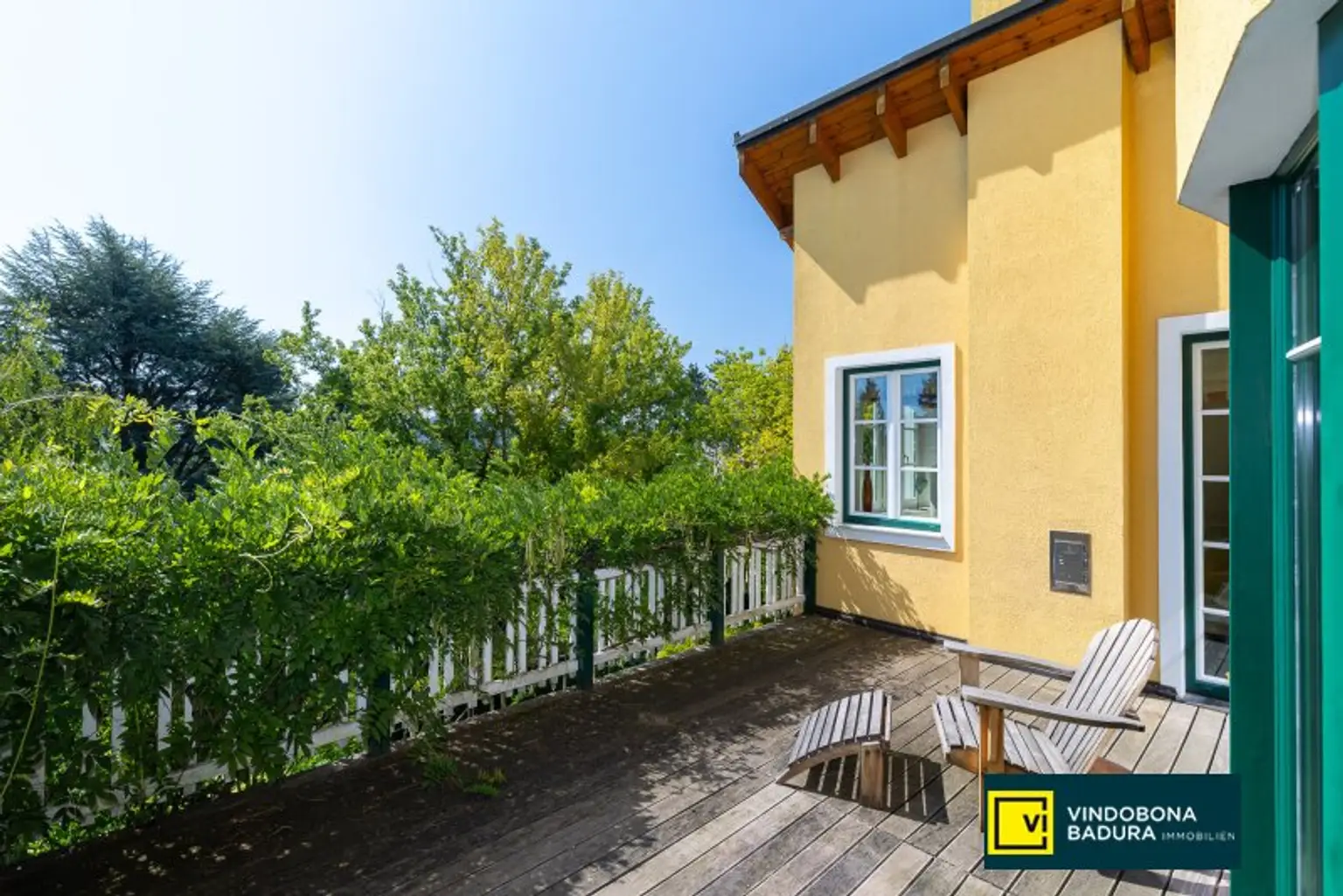 Stadt trifft Land: Exklusive Villa mit Gartenidylle und Schwimmbiotop in Ruhelage.