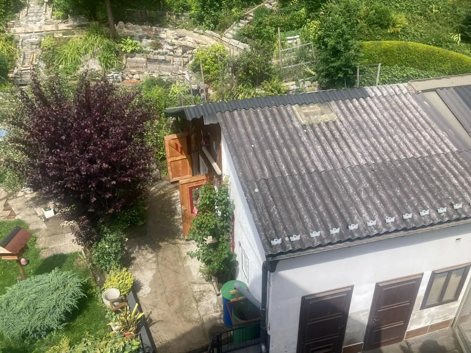 Zinshaus mit 3 Wohnungen, Garagen und Nebengebäude