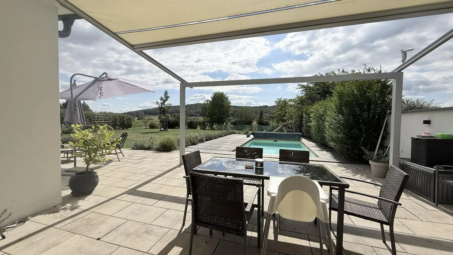 Pergula Terrasse zum Pool