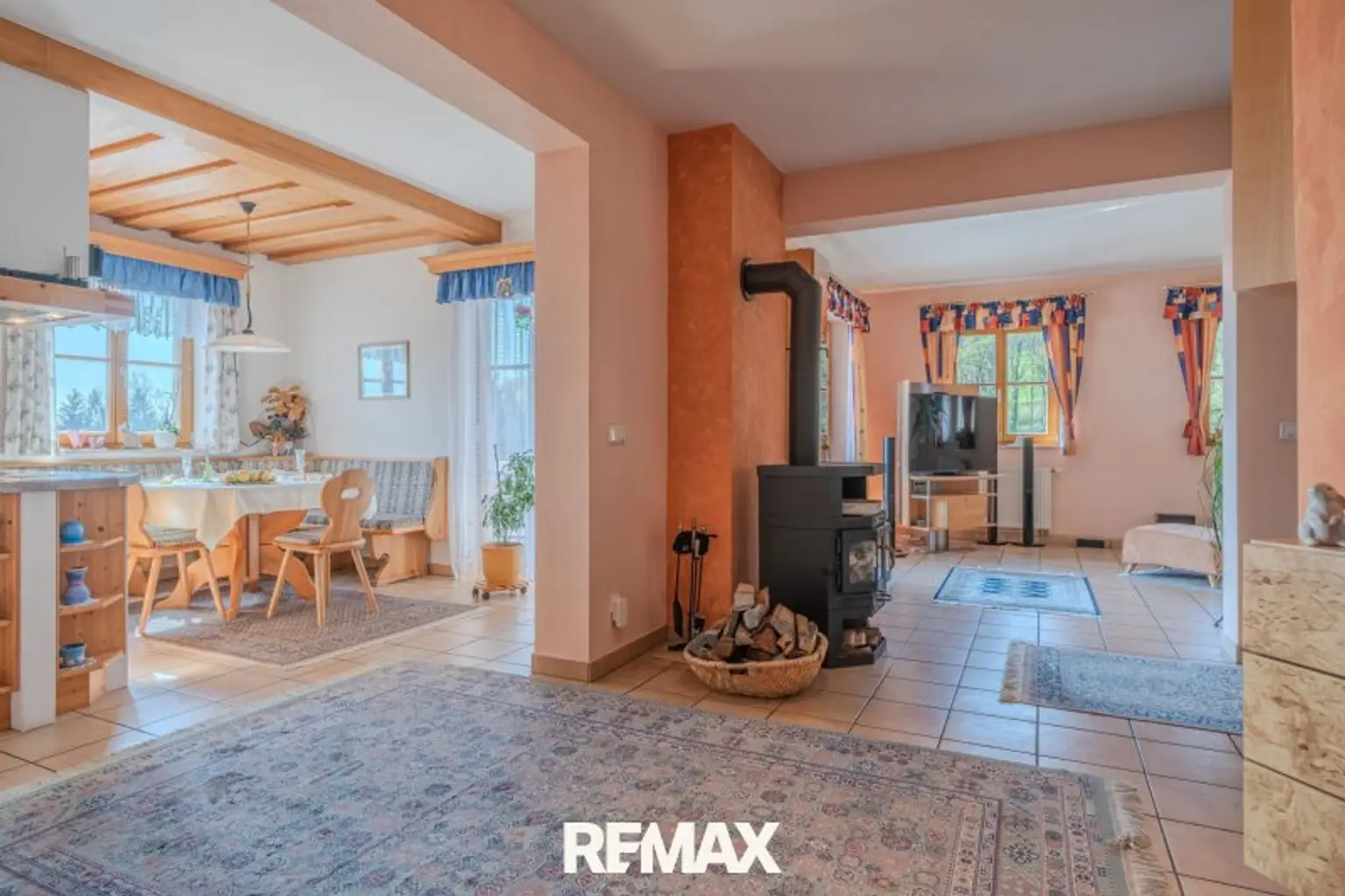 Esszimmer und Wohnzimmer