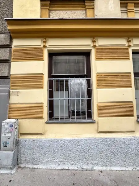 Renovierungsbedürftige Zwei-Zimmer-Wohnung im Erdgeschoss mit Garten, Nähe U3 Hütteldorfer Straße!