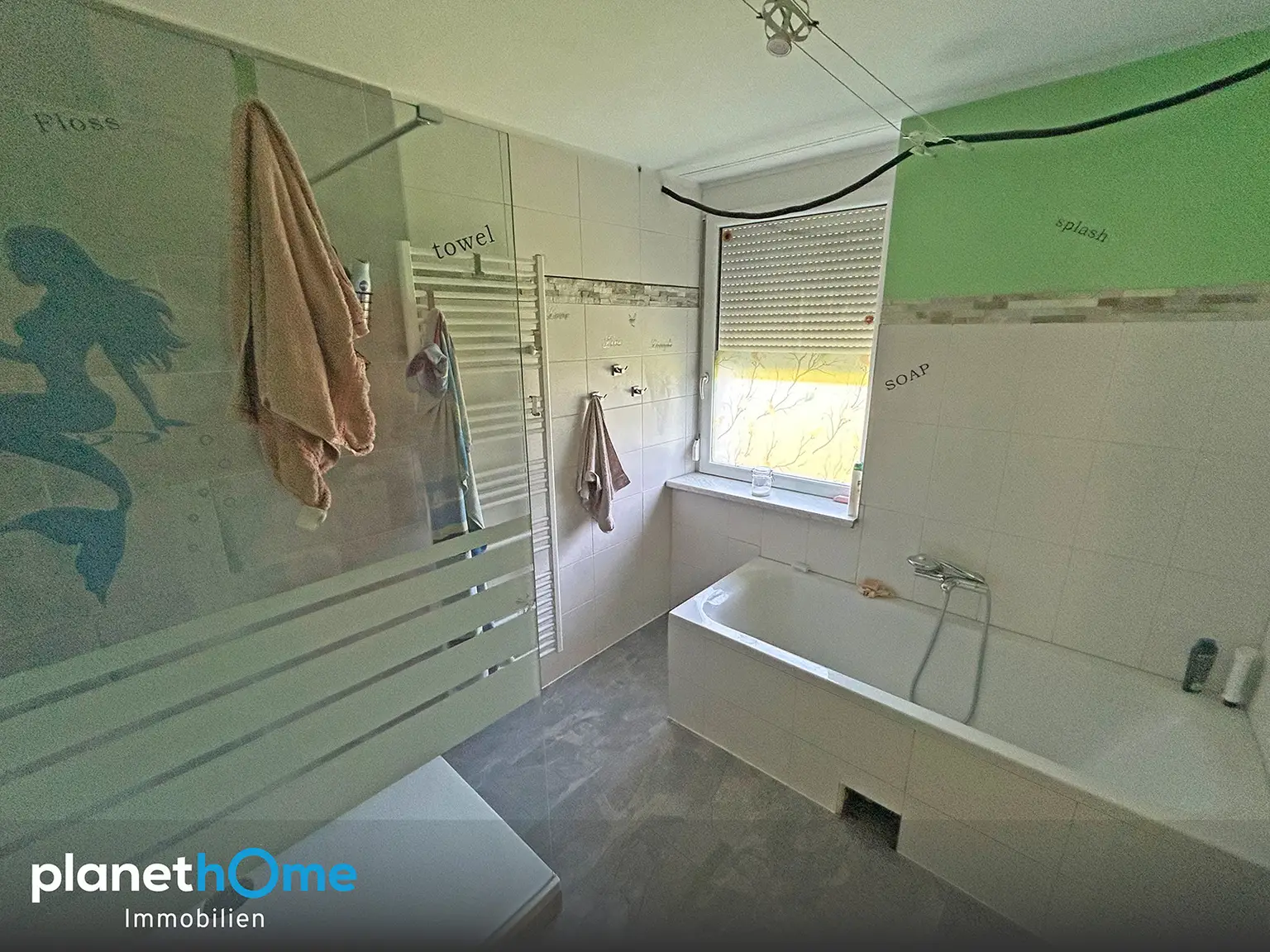 Badezimmer und Wohnbereich_2