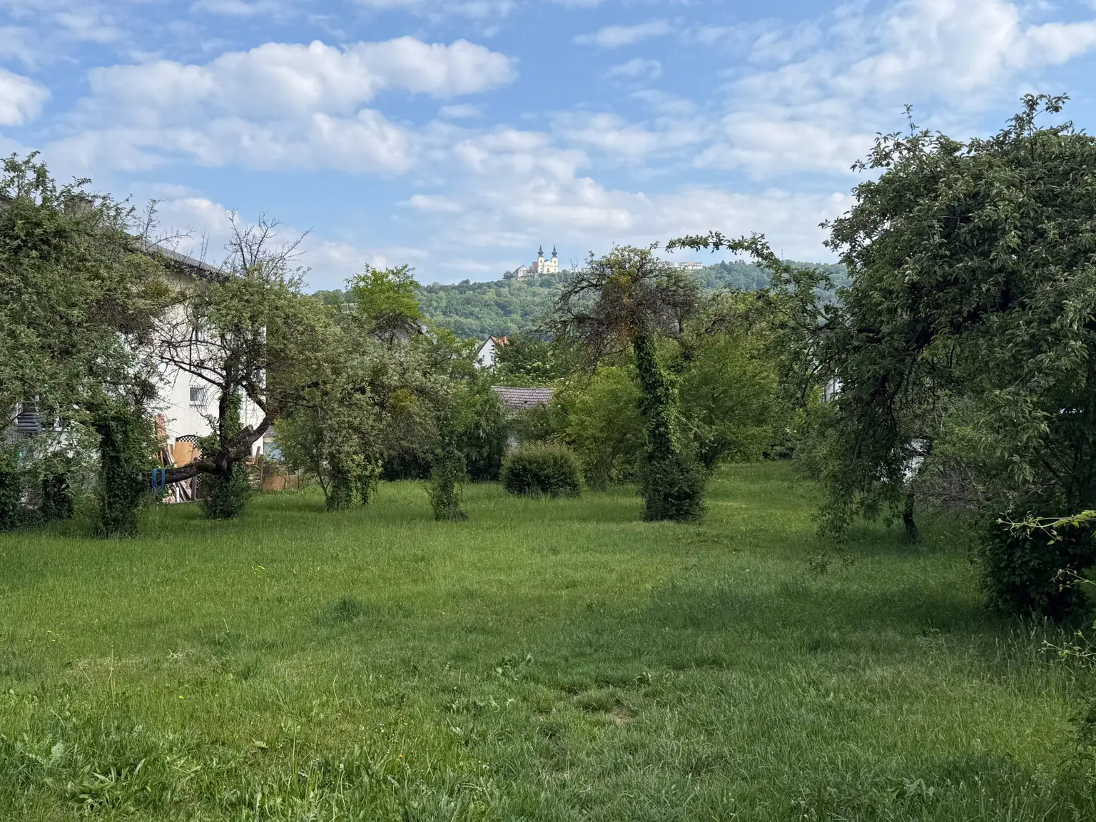 Aussenansicht vom Boden aus, Blick auf Grund und Maria Taferl