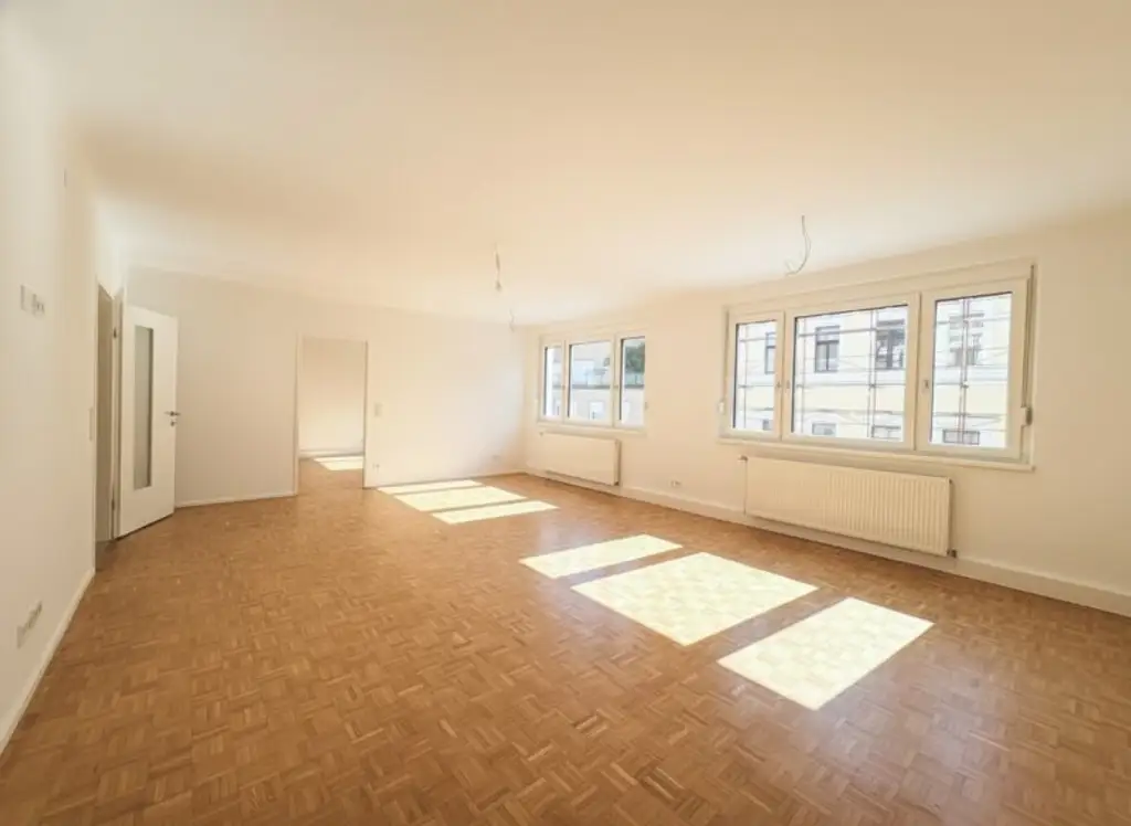 HELL UND SEHR GROSSZÜGIG - HOCHWERTIG SANIERTE 5-ZIMMER-WOHNUNG MIT BALKON IM 5. LIFTSTOCK