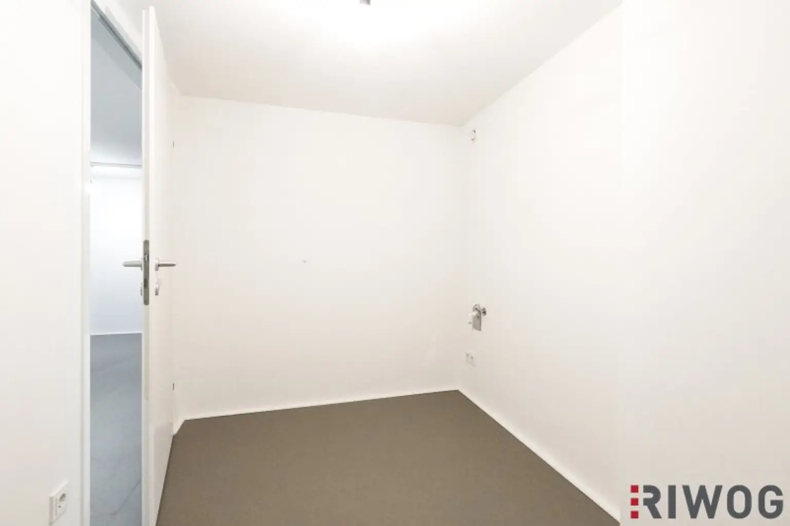 ERSTBEZUG nach Sanierung | Komplett hofseitiges Loft mit Balkon | Raumhöhe bis zu ca. 4,95 m | Büro/Praxis Nutzung und Kurzzeitvermietung möglich