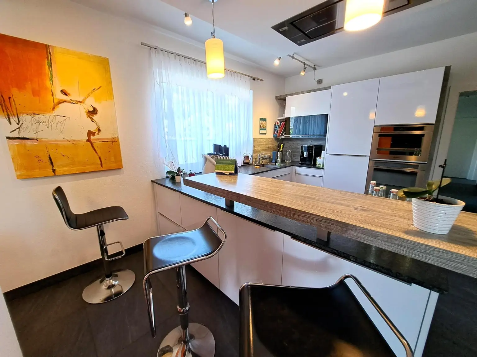 Wohnjuwel mit 2 Wohnungen (ca. 290 m² Wfl.), 2 Terrassen, Gartenareal mit Pool & Poolhaus - Neuzeug