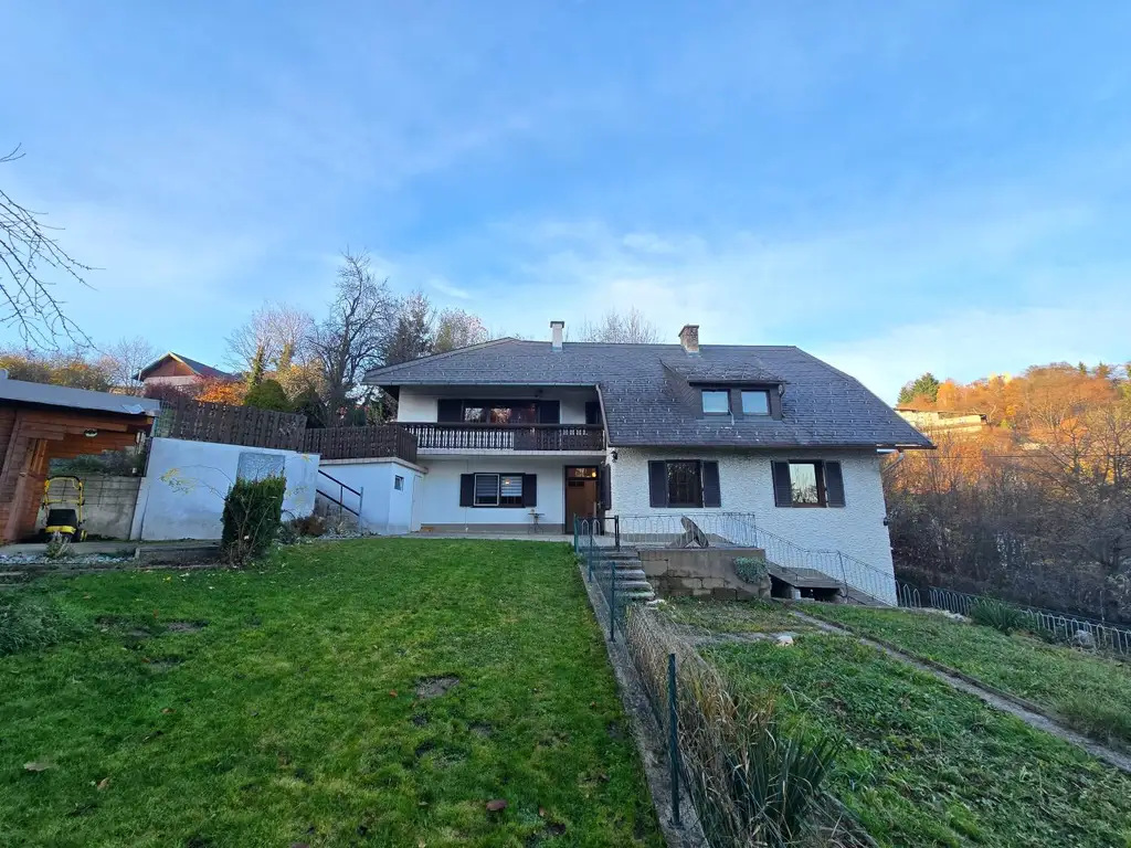 Haus mit zwei Wohneinheiten und Gartenidylle