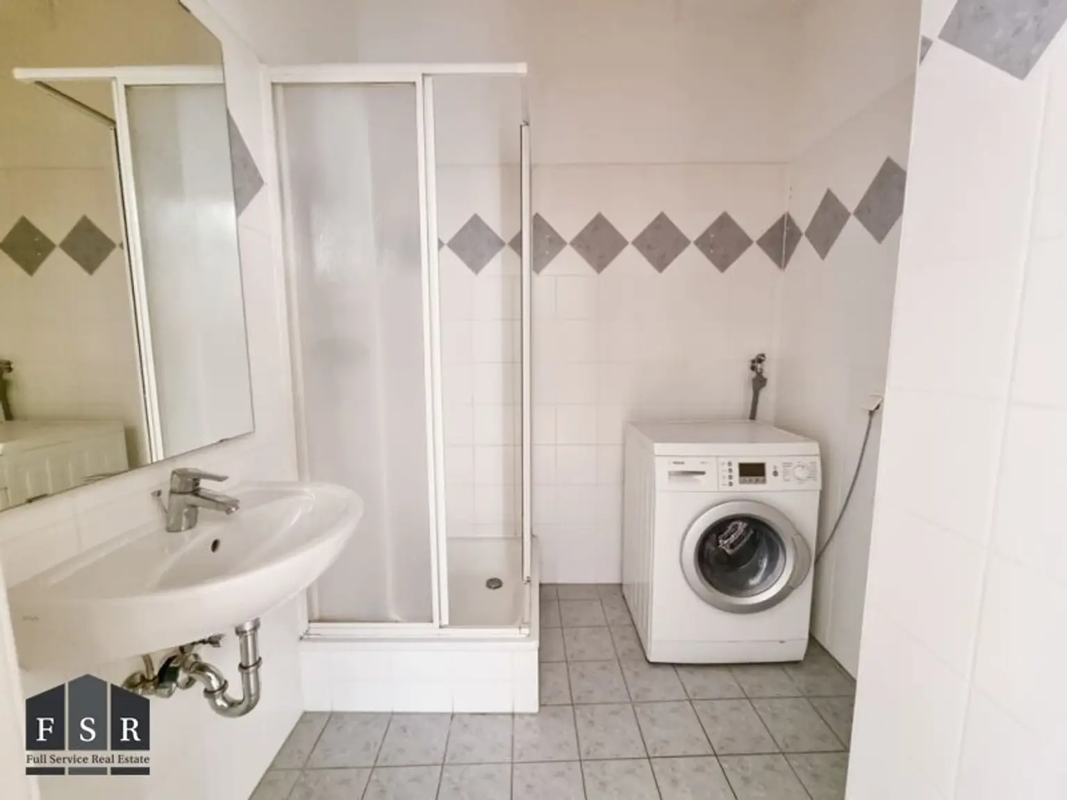 5-Zimmer-Altbauwohnung mit Balkon, lichtdurchflutet und ruhig in guter Lage des 5. Bezirks - zukünftige U-Bahnnähe