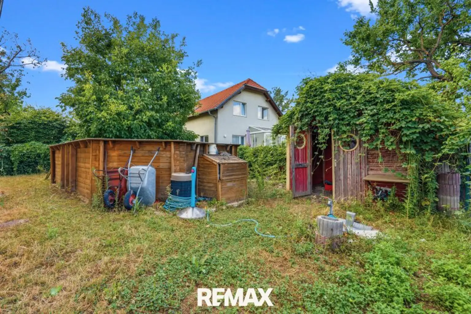 Garten mit Holzpool und Gartenhütte