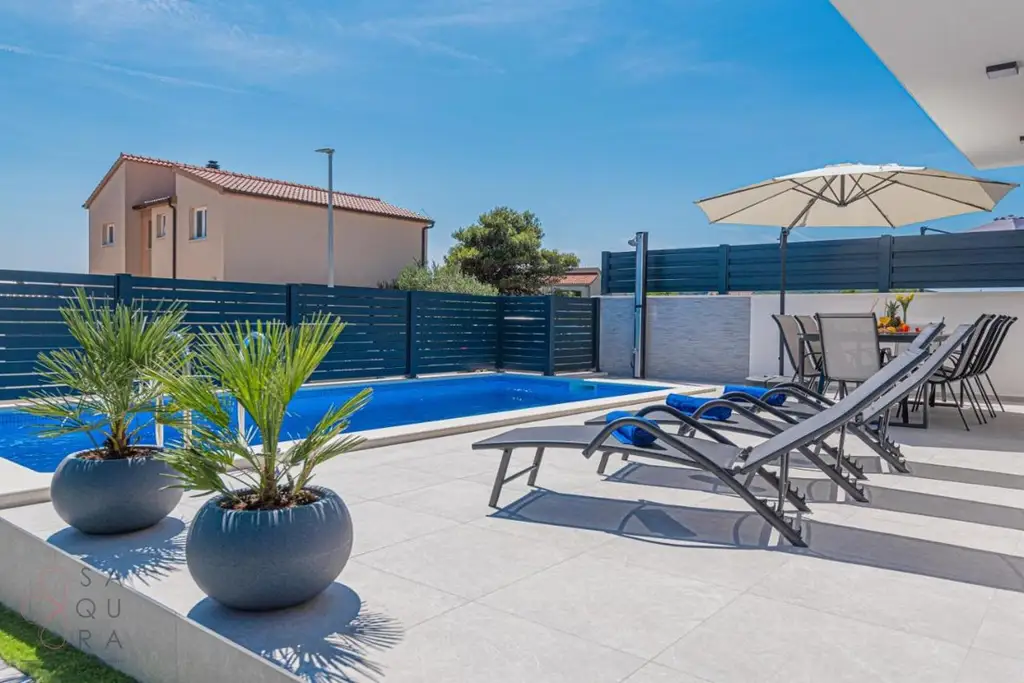Modernes Wohndomizil mit Stil – Halbvilla mit Pool in Vodice