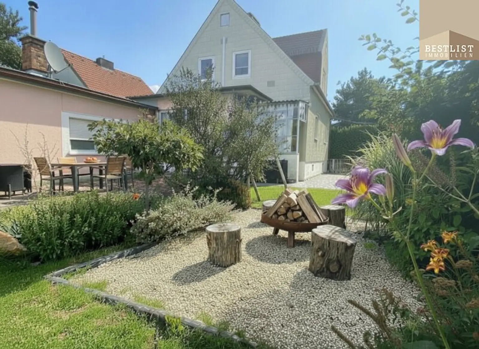 Einfamilienhaus mit Zubau - Tiefgarage und Garten