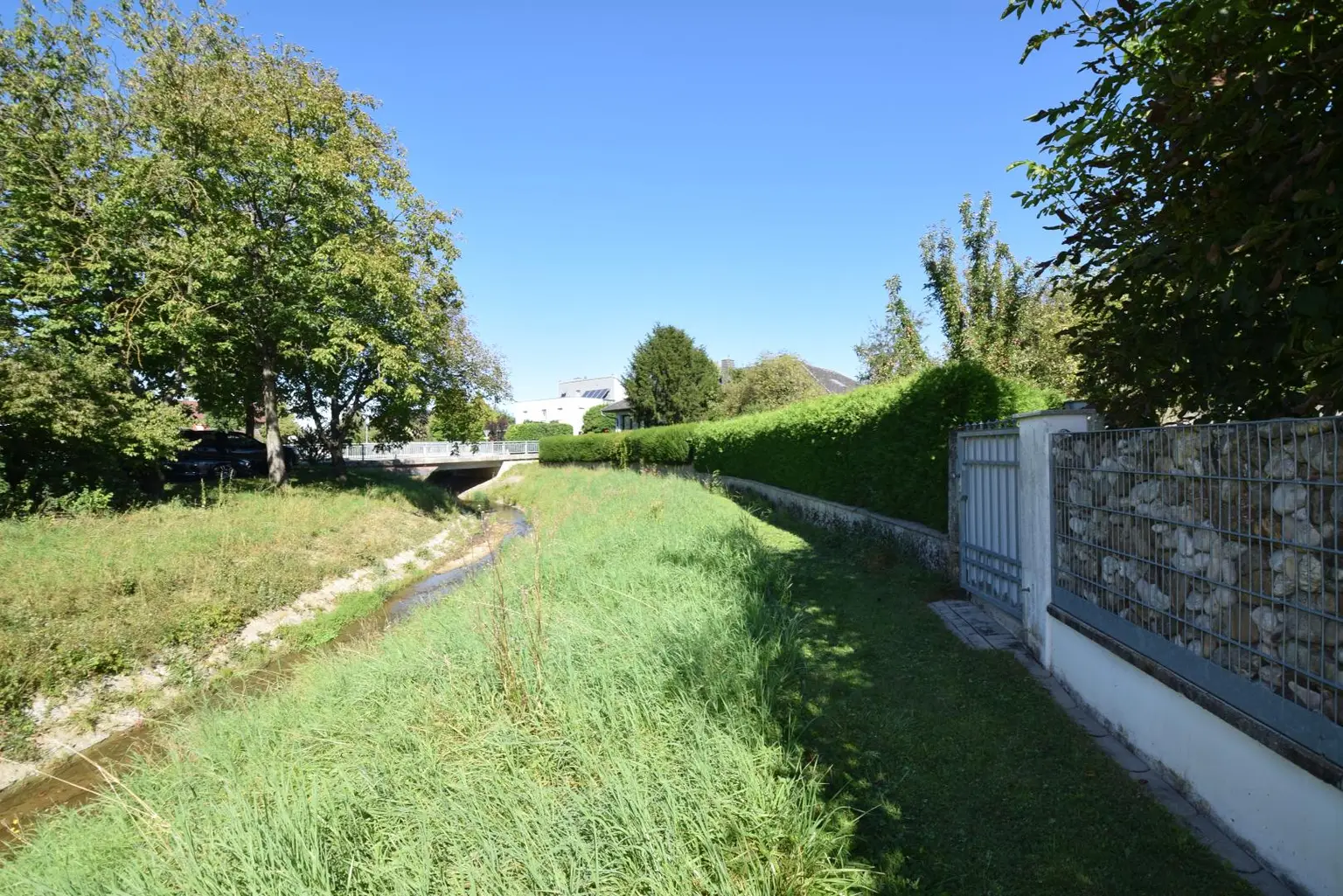 Haus auf großem Grundstück