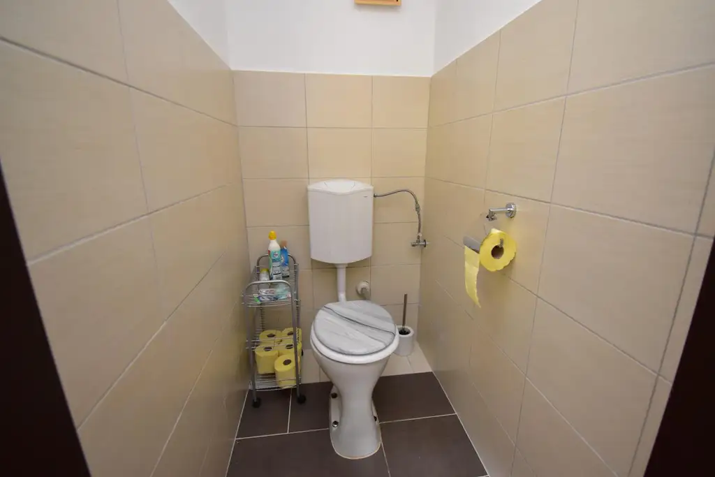 Wohnhaus mit SANIERUNGSBEDARF